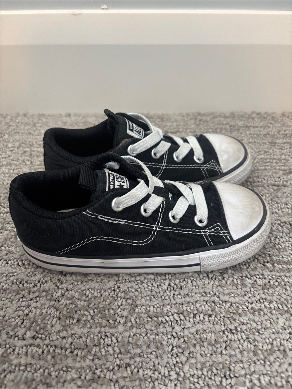 Converse Chuck Taylor Classic Black & White Low Top All Star Kids shoes size 10